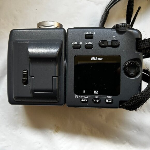 Nikon COOLPIX 995 3.2MP Digital Camera for parts / repair w/ manual - Picture 4 of 11
